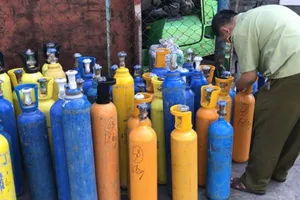 Bắt giữ lô hàng nghi khí cười nhập lậu qua cảng Hải Phòng