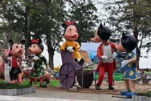 Lạ lẫm hình ảnh gia đình chuột du xuân ở Hải Phòng