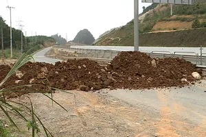 Quảng Ninh đổ đất, đặt bê tông phong tỏa đường kiểm soát dịch