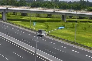 Phạt nữ tài xế lái xe tải chạy lùi trên cao tốc 17 triệu đồng