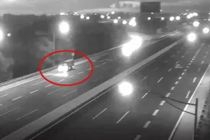 Xe tải chạy ngược chiều, lùi... 10 km trên cao tốc