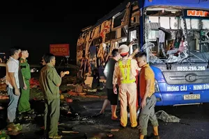 Ô tô giường nằm va chạm xe bồn, nhiều người bị thương