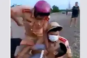 Tạm đình chỉ 1 CSGT đánh chửi người lái xe vi phạm