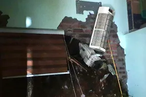 Sập tường phòng ngủ, 2 vợ chồng bị thương