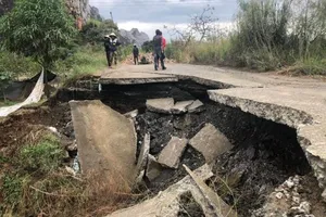 Hải Phòng: Sạt lở khiến đường bê tông liên thôn vỡ toác