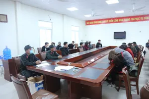 78 người dương tính ma túy đã được đưa về trụ sở công an sàng lọc, điều tra. Ảnh: CTV