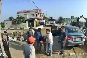 Triệu tập 3 người liên quan Cường 'dụ' hành hung lái xe khách