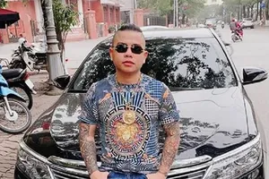 2 người nổ súng vào xe chở 'thánh chửi' Dương Minh Tuyền