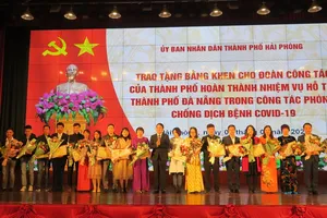 Tặng bằng khen đoàn y tế hỗ trợ Đà Nẵng chống dịch COVID-19