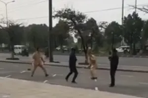 Hình ảnh Sơn tấn công lực lượng CSGT trên tỉnh lộ 353 ở Hải Phòng (Ảnh: cắt từ clip)