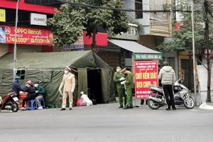 Chốt kiểm soát đặt trước con đường dẫn vào cổng Bệnh viện trè em Hải Phòng