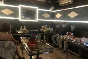 Đang hát karaoke thì bị đưa cách ly COVID-19