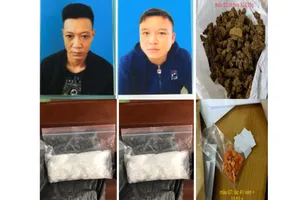 Hai nghi can Tuấn và Dũng bị bắt cùng tang vật. Ảnh: ĐH