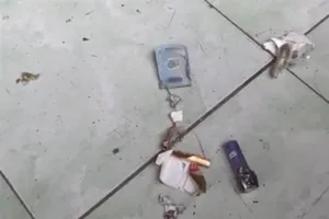 Hiện trường vụ nổ từ quả nổ tự chế giấu trong vỏ bao thuốc lá. Ảnh: BĐH