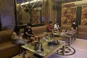 Karaoke vẫn phục vụ khách nước ngoài bất chấp lệnh cấm