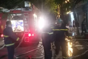 Giải cứu 3 người dân mắc kẹt trong đám cháy ở Hải Phòng