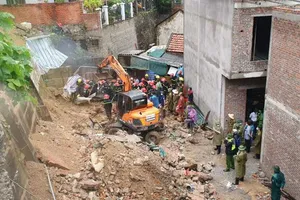 Sạt lở kè núi trong đêm, 4 thợ xây đang ngủ bị vùi