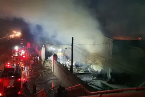 Ngọn lửa bao trùm nhiều giờ thiêu rụi xưởng sản xuất vàng mã