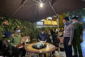 Tạm đình chỉ 3 chủ tịch phường vì để các cơ sở ăn uống vi phạm phòng dịch