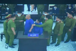 Bị chạm ‘nọc’, Đường ‘nhuệ’ lớn tiếng gọi luật sư là ‘thằng già’ ngay tại tòa