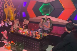  31 khách và tiếp viên hát trong quán karaoke bất chấp lệnh cấm