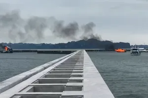 Quảng Ninh: 2 tàu chở khách du lịch qua đêm bốc cháy tại cảng 