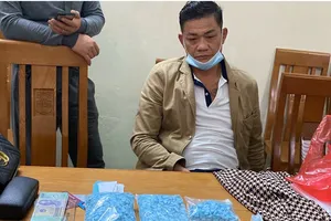 Chở vợ về quê, tranh thủ buôn bán hơn 2200 viên thuốc lắc