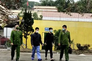 2 anh em họ giả thành phụ nữ, dùng súng nhựa cướp xe taxi