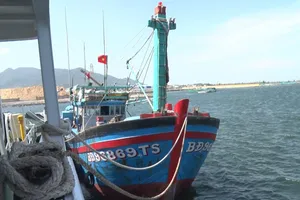 Lai kéo tàu cá cùng 12 ngư dân vào bờ an toàn