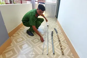 4 thiếu niên cầm dao tự chế chụp hình đăng Facebook để thị uy