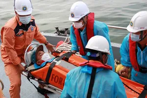 Khánh Hòa: Đưa thuyền viên tàu nước ngoài bị bệnh trên biển vào bờ cấp cứu