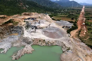 Khai thác mỏ đá ngay trong khu vực nền đường cao tốc
