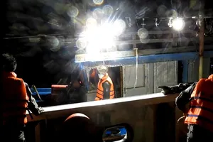 Cứu tàu câu cá ngừ đại dương mắc cạn ở Trường Sa