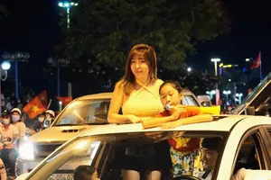 Hàng nghìn cổ động viên TP Nha Trang ra đường mừng chiến thắng