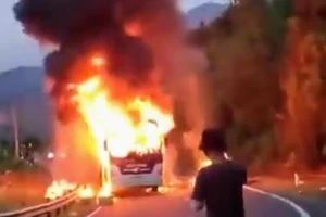 Xe giường nằm bốc cháy trên đèo, 48 người kịp thoát thân 