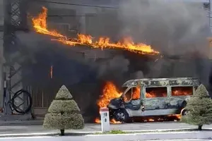 Xe 16 chỗ đậu bên đường ở TP Nha Trang bốc cháy 