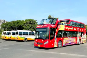 Xe buýt 2 tầng chở du khách miễn phí ven biển Nha Trang