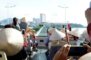 Ảnh: Trải nghiệm xe buýt 2 tầng đầu tiên ở TP Nha Trang