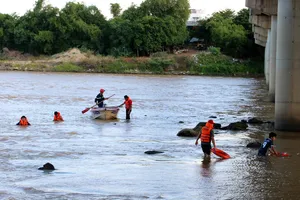 Nam thanh niên bỏ lại xe máy rồi lao xuống sông Dinh