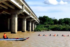 Tìm thấy thi thể nam thanh niên nhảy xuống sông Dinh