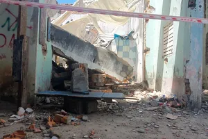 Sập tường nhà đang tháo dỡ, một công nhân tử vong 