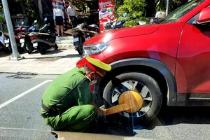Công an TP Nha Trang nói về việc khóa bánh xe ô tô vi phạm 