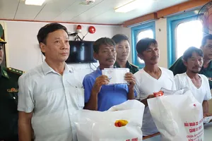 Tàu Cảnh sát biển 7011 đã đưa 4 ngư dân Bình Thuận vào đất liền an toàn