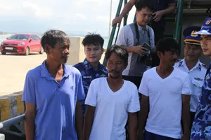 Tàu kiểm ngư trên đường ra tiếp nhận 5 ngư dân Bình Thuận