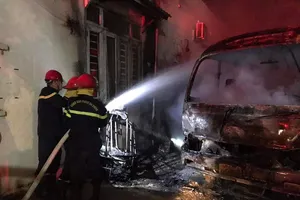 Ninh Thuận: Lửa thiêu rụi 2 ô tô trong đêm