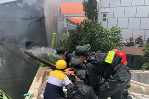 Cháy lớn trong căn nhà có nhiều thảm nhựa ở Ninh Thuận