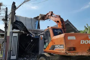 Dùng xe múc tìm 3 mẹ con nghi mắc kẹt trong đám cháy