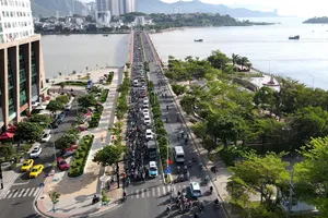 Vì sao hàng ngàn phương tiện chen nhau qua cầu Trần Phú ở TP Nha Trang?