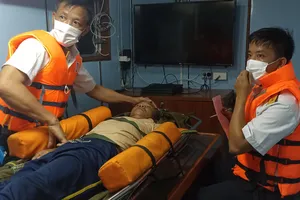 Đưa ngư dân bị liệt nửa người trên biển vào đảo Phú Quý cấp cứu