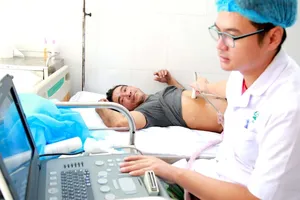 Đảo Trường Sa cấp cứu ngư dân Quảng Ngãi bị gãy xương sườn khi câu mực